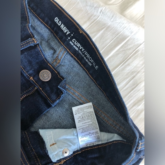 4/$30 Old Navy Curvy Profile Straight Jeans - Picture 2 of 2